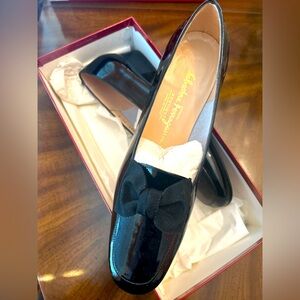 NWT - Salvatore Ferragamo Black Patent Drusilla Loafers Gros-Grain Bow 8.5 B